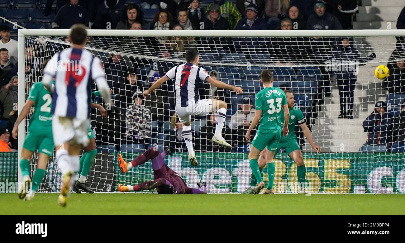 Tom Rogic von West Bromwich Albion schießt während des dritten Wiederholungsspiels des Emirates FA Cup im Hawthorns, West Bromwich, das zweite Tor seiner Mannschaft. Foto: Dienstag, 17. Januar 2023. Stockfoto