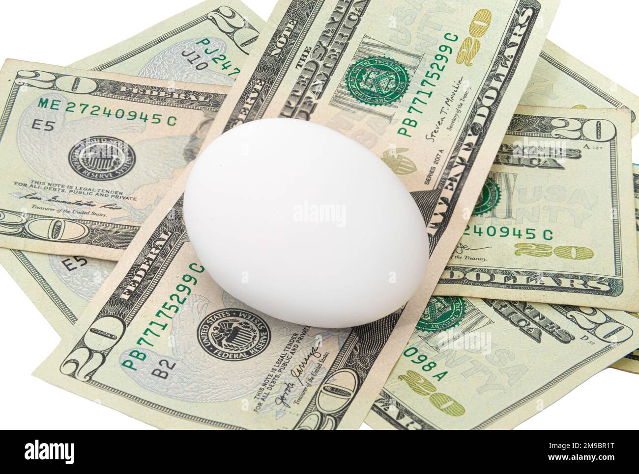 Ein einzelnes Ei, das auf fünf 20s Dollar sitzt, was die hohen Preise von Eiern veranschaulicht. Stockfoto