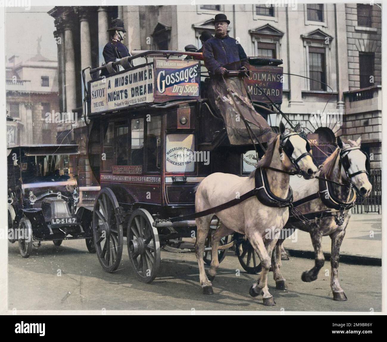 Ein von Pferden gezogener Bus, der die Waterloo Station zum Somerset House Route bedient Stockfoto