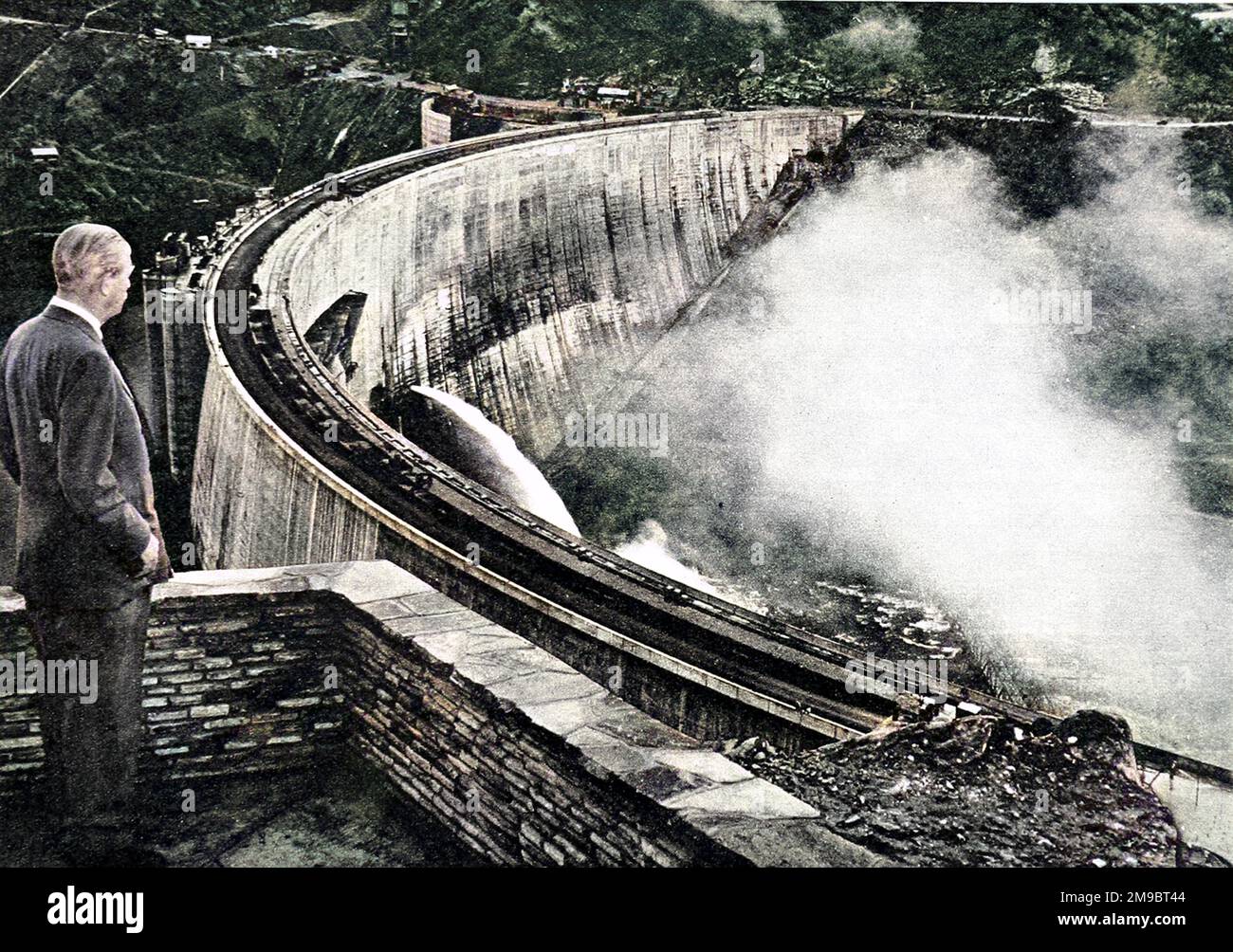 Foto von (Maurice) Harold Macmillan (1890-1986), britischer Premierminister, Bewunderung des Kariba-Staudamms, Föderation von Rhodesien und Nyasaland, 23. Januar 1960. Stockfoto