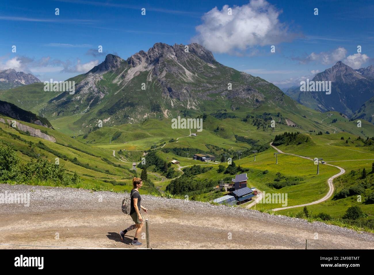 Lech, Österreich: Berg Karhorn mit Blick auf die Bahnstation Hasensprung, nördlich von Petersboden. Stockfoto