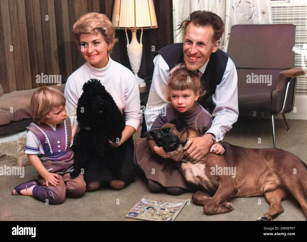 Bruce Forsyth (geboren 1928) mit Familie, Frau Penny Calvert und den Kindern Debbie und Julia Stockfoto