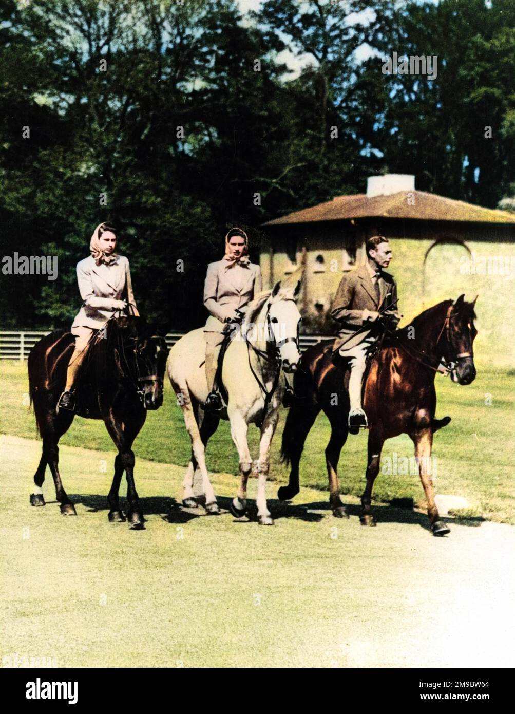 König George VI. Reitet mit seinen Töchtern Prinzessin Elizabeth und Prinzessin Margaret im Windsor Great Park. Stockfoto