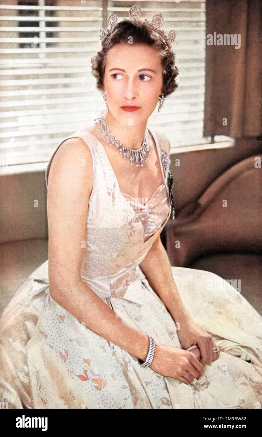 Die Gräfin von Leicester, zuvor Lady Elizabeth Yorke (1912 - 1985), die bei ihrer Krönung als Lady des Schlafzimmers der Königin Elizabeth II. Fungierte, stellte sich das Kleid von Norman Hartnell vor, das sie bei dieser Gelegenheit trug. Sie wurde von Norman Hartnell entworfen und war aus einer weiß-goldenen französischen Lahmheit mit einem Blattdesign. Stockfoto