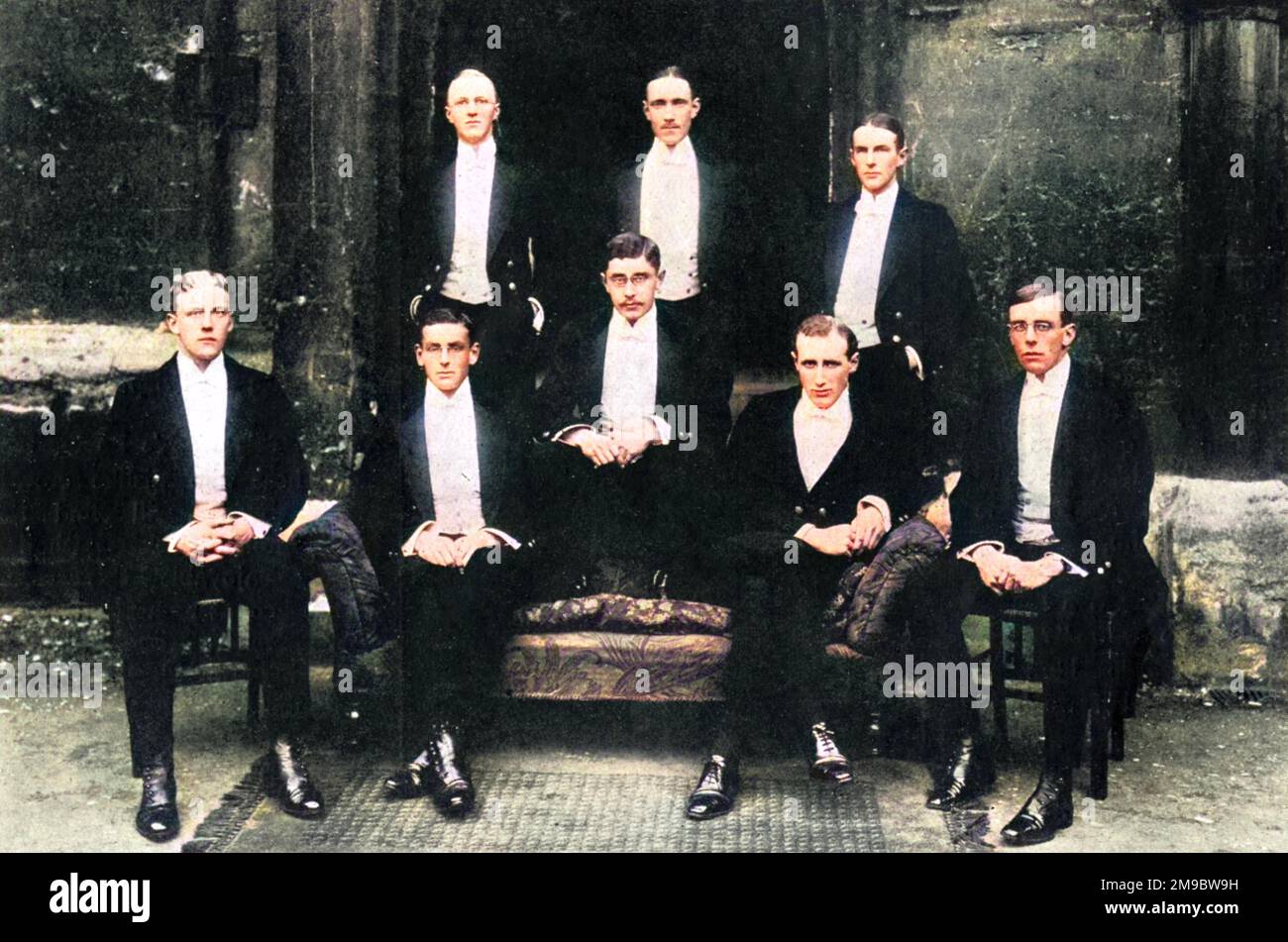 Mitglieder des Phoenix Clubs, darunter die erste Reihe, die zweite von rechts, die Honey. Denys Finch-Hatton (1887 - 1931), später eine Großwildjägerin und Liebhaberin von Karen Blixen (Isak Dinesen), die in ihrem Roman verewigt wurde, aus Afrika. Denys besuchte das Brasenose College in Oxford, wo er als Mitglied des Phoenix Clubs als „berühmt für Golf“ beschrieben wird. Stockfoto