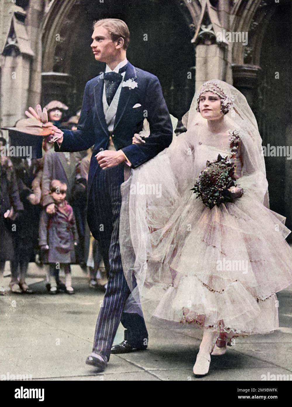 Ein sehr großer Bräutigam, Herr William Greville Worthington (1903 - 1942), mit seiner wesentlich kürzeren Braut, Miss Mary Diana Duncombe (1905 - 1943), nach ihrer Hochzeit in St. Margaret's, Westminster am 31. Mai 1927. Das Paar hatte vier Kinder, die sich aber 1942 scheiden ließen. Im selben Jahr wurde Worthington von einer Wache erschossen, nachdem er nicht gehört hatte, dass er gebeten wurde, sich zu identifizieren. Im Oktober darauf beging seine Exfrau Diana Selbstmord. Stockfoto