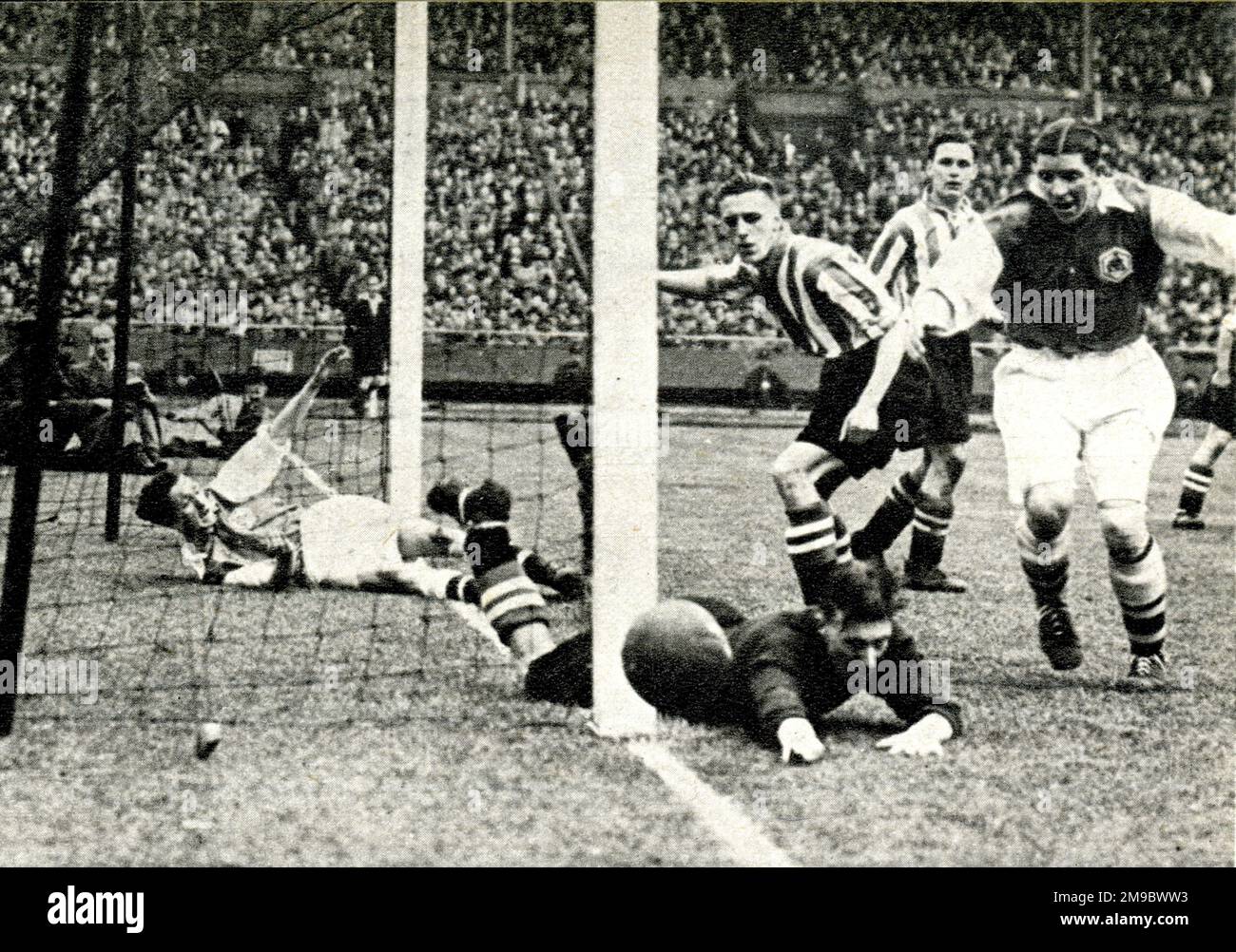 FA-Cup-Finale 1936 – Drake of Arsenal sieht seinen Wurf gegen Sheffield United Stockfoto