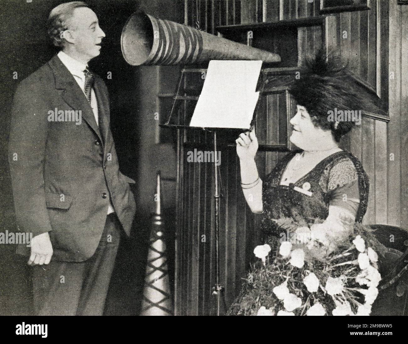 George Formby SNR nimmt seine Stimme auf, während die Opernsängerin Luisa Tetrazzini zusieht Stockfoto