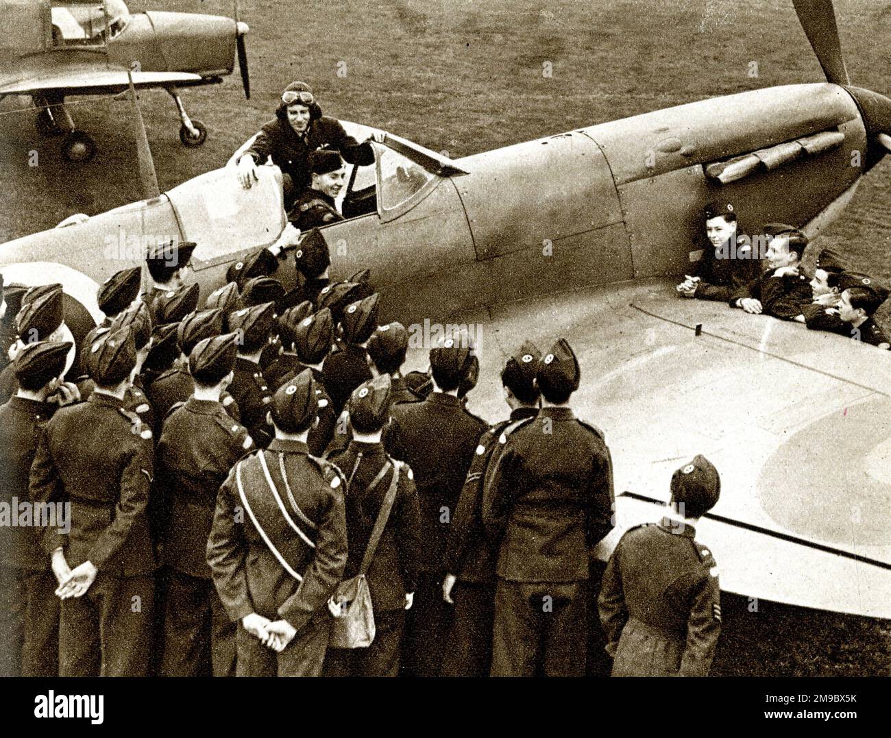 RAF-Kadett sitzt in einem echten Flugzeug Stockfoto