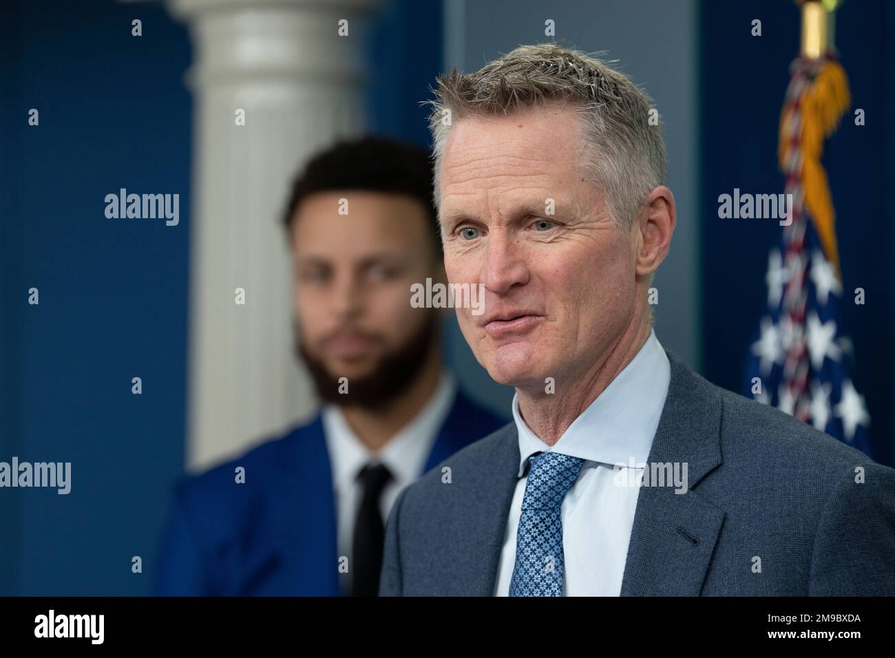 Washington, Vereinigte Staaten. 17. Januar 2023. Steve Kerr, Cheftrainer der Golden State Warriors, gibt während der täglichen Einweisung im Weißen Haus in Washington, DC, am Dienstag, den 17. Januar 2023 ein Statement ab. Kredit: Chris Kleponis/CNP/dpa/Alamy Live News Stockfoto