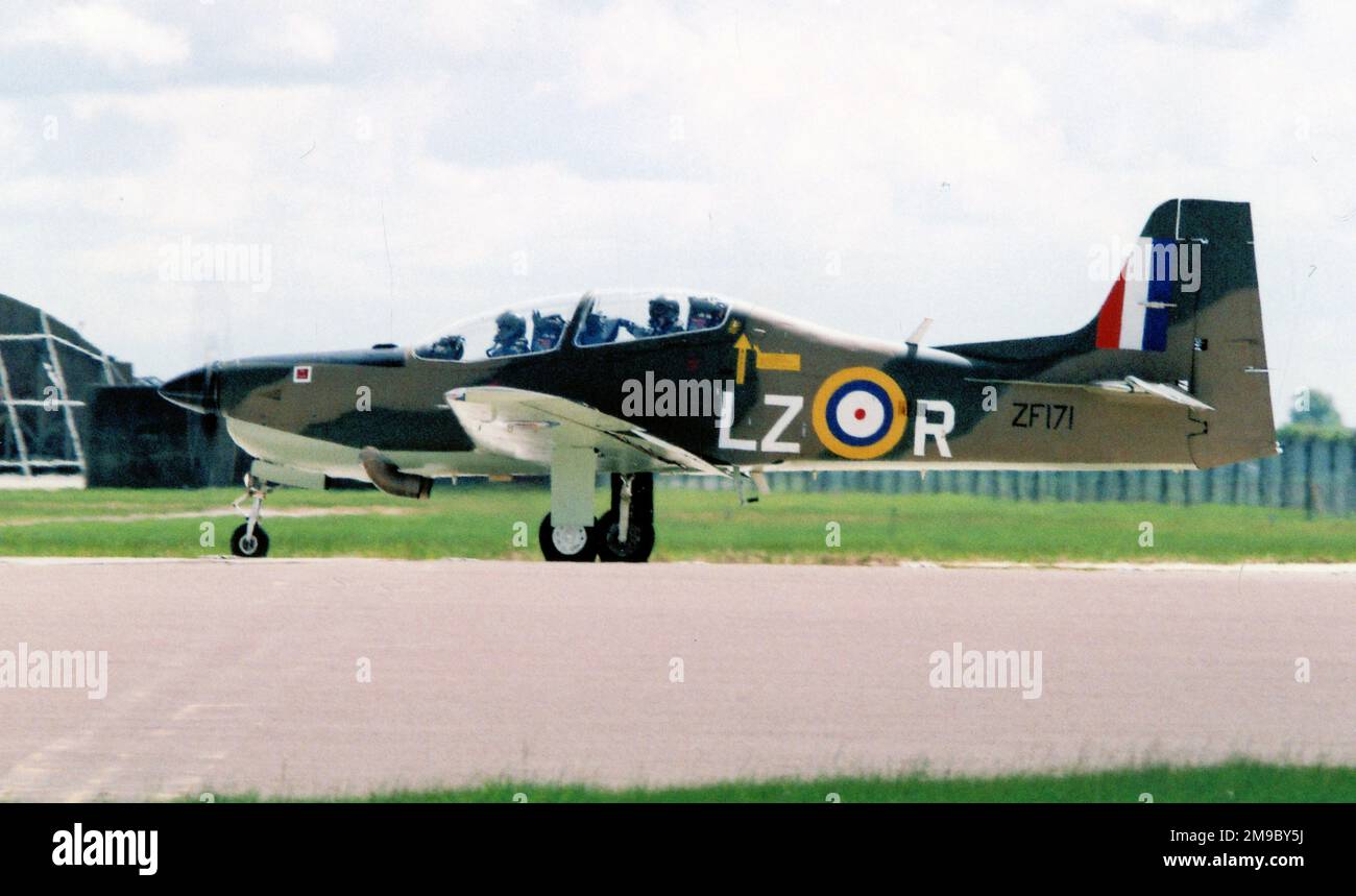 Royal Air Force - Short Tucano T.1 ZF171 (msn S023-T23), von Staffel 207 (R), gekennzeichnet als LZ-R von Staffel 66, bei der RAF Fairford am 18. Juli 2010. Stockfoto