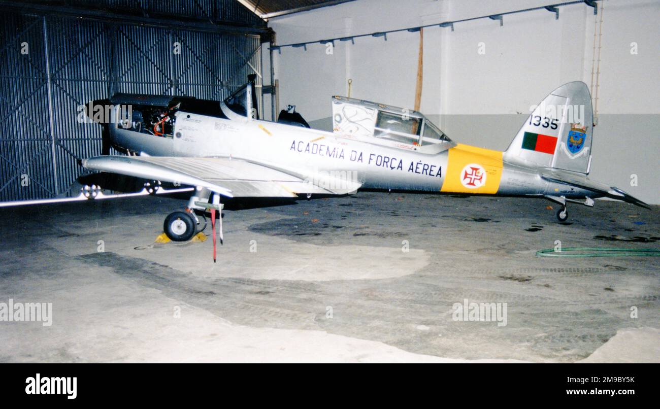 Forca Aerea Portuguesa - OGMA - de Havilland Canada DHC-1 Supermunk 1335 (msn OGMA-25) von Esq 502. (Forca Aerea Portuguesa - Portugiesische Luftwaffe) Stockfoto