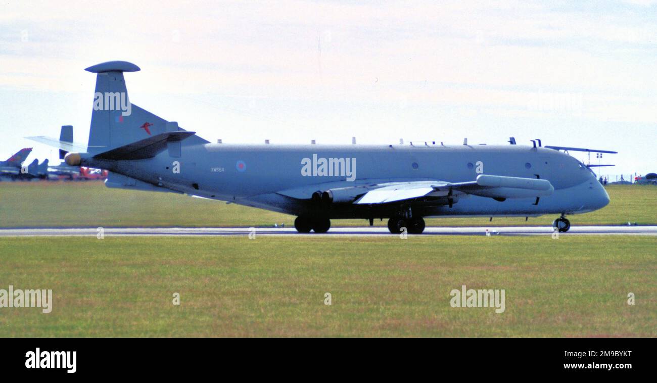 Royal Air Force - Hawker Siddeley HS.801 Nimrod R.1 XW664 von Nr. 51 Geschwader bei RAF Wyton. XW664 war einer von drei Nimrods, die speziell für die Verwendung als Electronic and Signals Intelligence Collection-Flugzeuge bestellt wurden. Mit hochspezialisierter elektronischer Überwachungsausrüstung wurden die Nimrod R.1s in großem Umfang genutzt, um Informationen aus den ehemaligen Warschauer Paktländern zu sammeln, die über die Ostsee und die arktischen Meere sowie über Hotspots weltweit flogen. Stockfoto