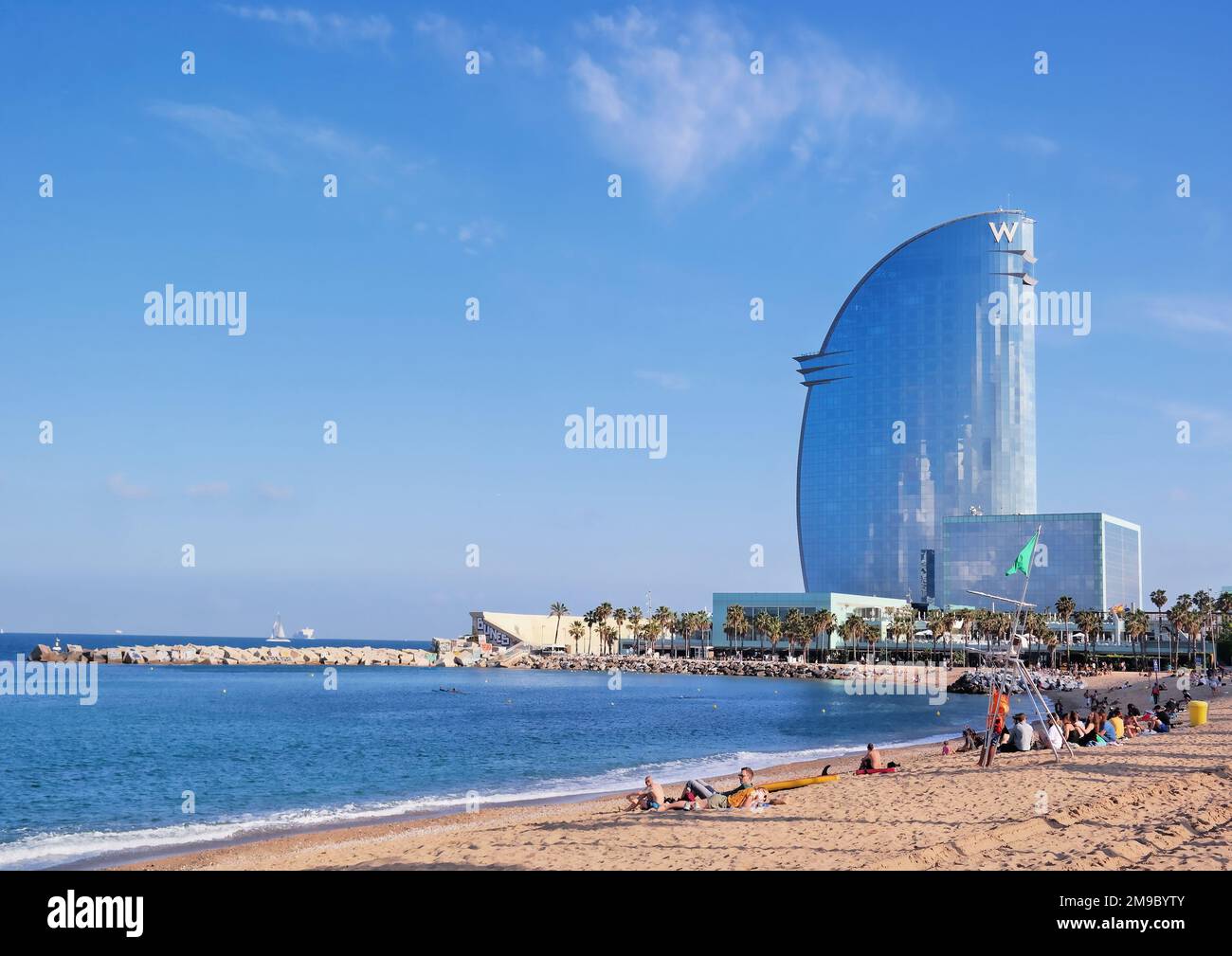 Barcelona, Spanien, Mai. 2018 Uhr: Blick auf Barceloneta Beach und das moderne Wolkenkratzer W Hotel in Barcelona. Entworfen vom Architekten Ricardo Bofill Stockfoto