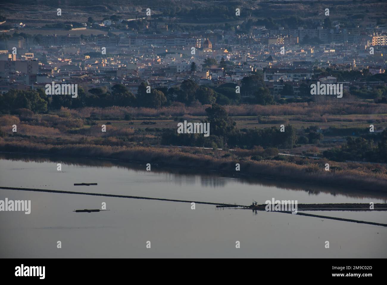 Am Vormittag sehen Sie den Molentargius-Teich und die Stadt Quartu Sant'Elena in der Nähe von Cagliari Stockfoto