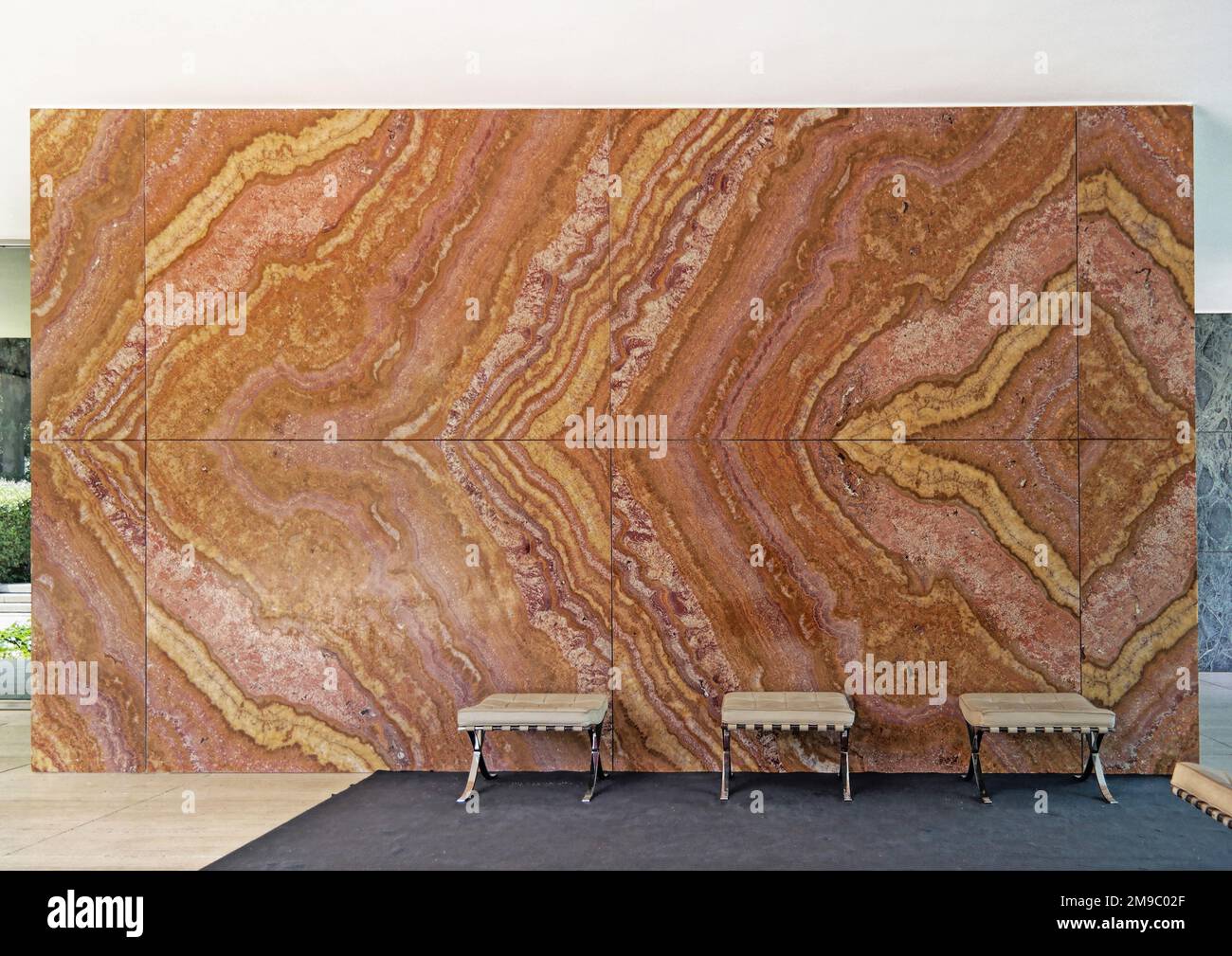 Barcelona, Spanien, Mai. 2018: Das Innere des Barcelona Pavillons verfügt über Granitwände und Stühle in Barcelona Stockfoto