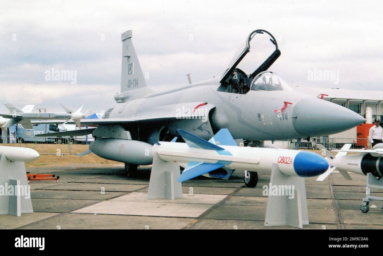 PAC-CAC JF-17 Thunder 10-114 (msn FC10106). Auf der SBAC Farnborough-Flugschau am 21. Juli 2010 Stockfoto