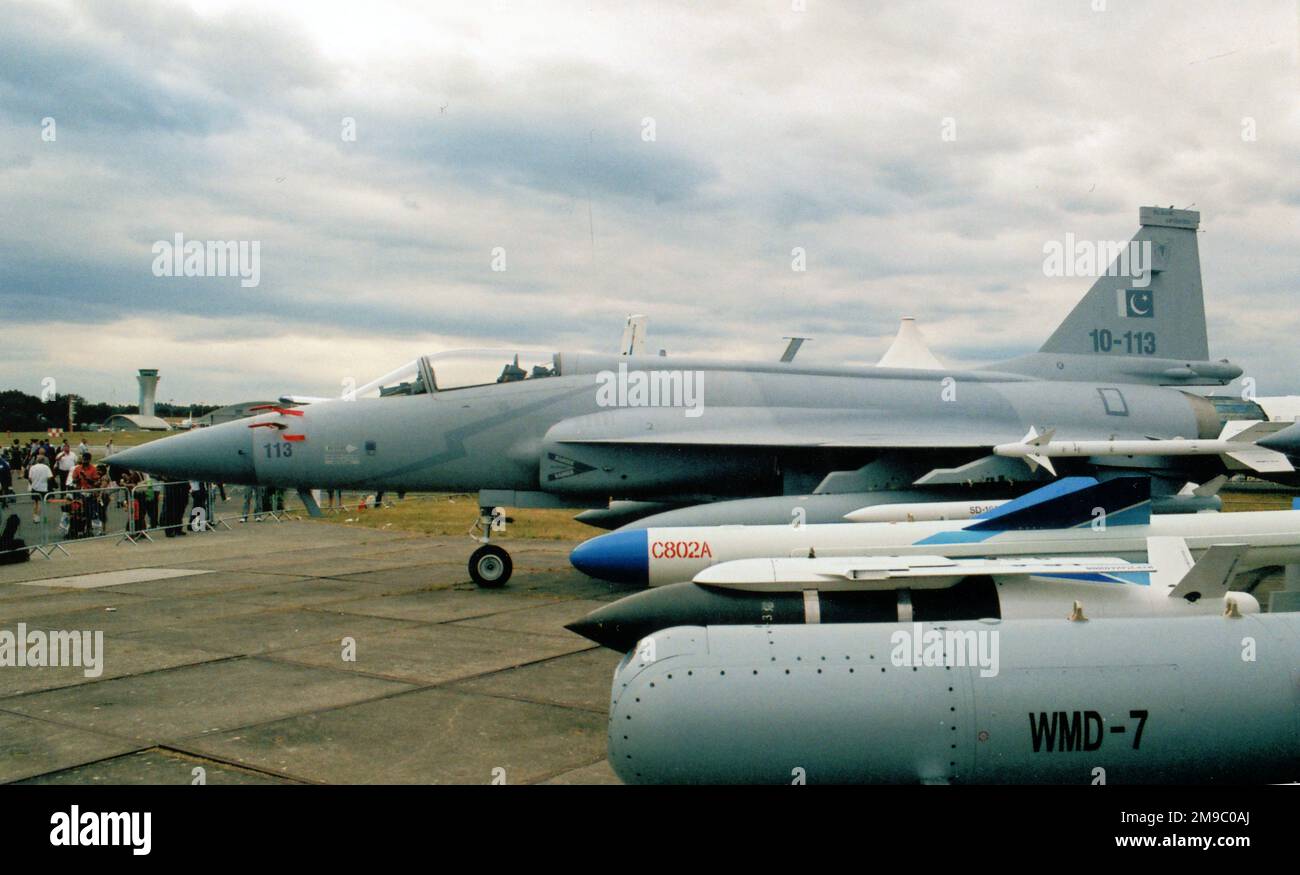 PAC-CAC JF-17 Thunder 10-113 (msn FC10105). Auf der SBAC Farnborough-Flugschau am 21. Juli 2010 Stockfoto