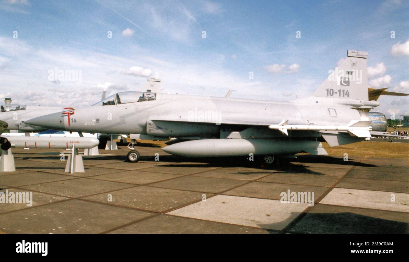 PAC-CAC JF-17 Thunder 10-114 (msn FC10106). Auf der SBAC Farnborough-Flugschau am 21. Juli 2010 Stockfoto