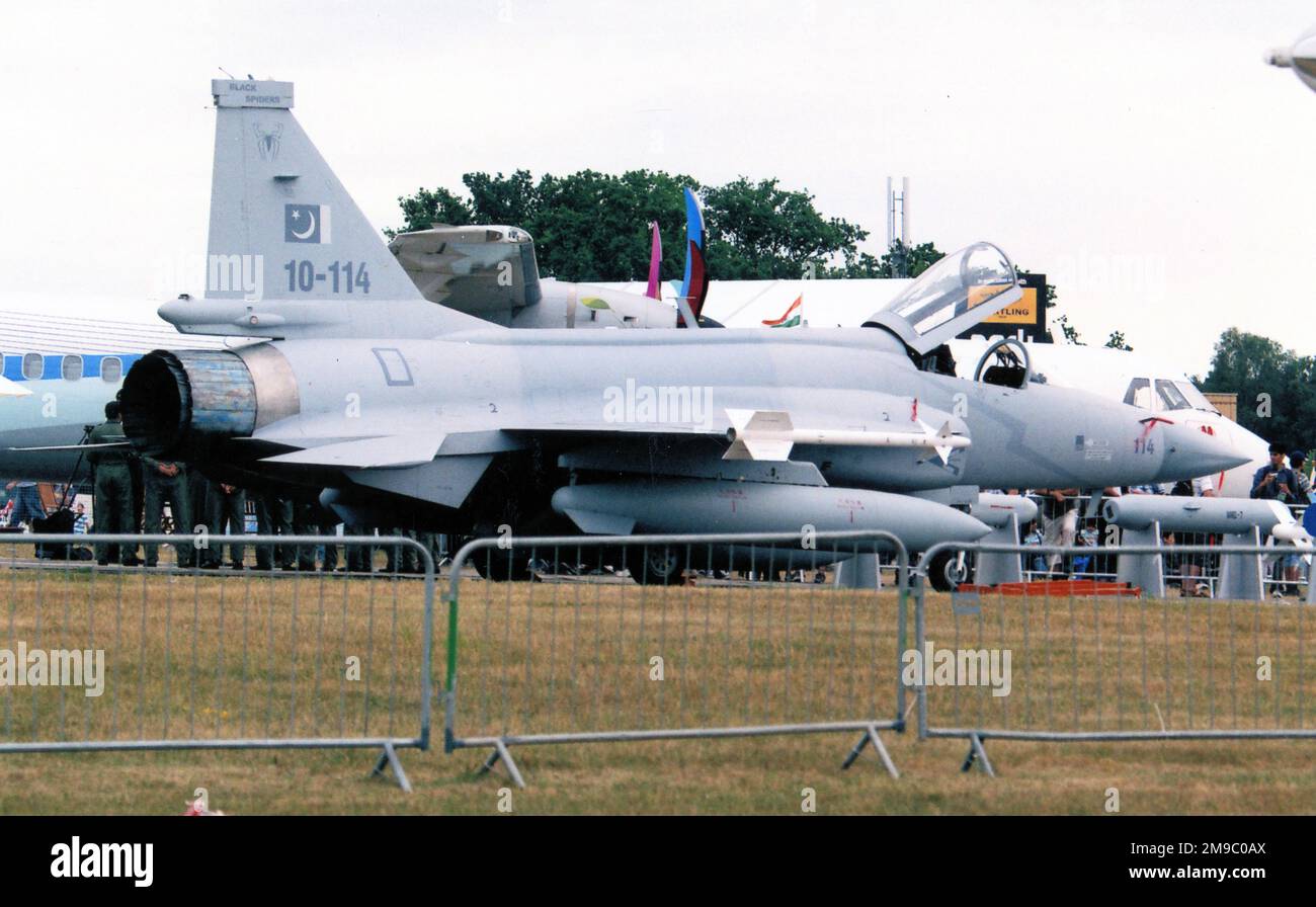 PAC-CAC JF-17 Thunder 10-114 (msn FC10106). Auf der SBAC Farnborough-Flugschau am 21. Juli 2010 Stockfoto