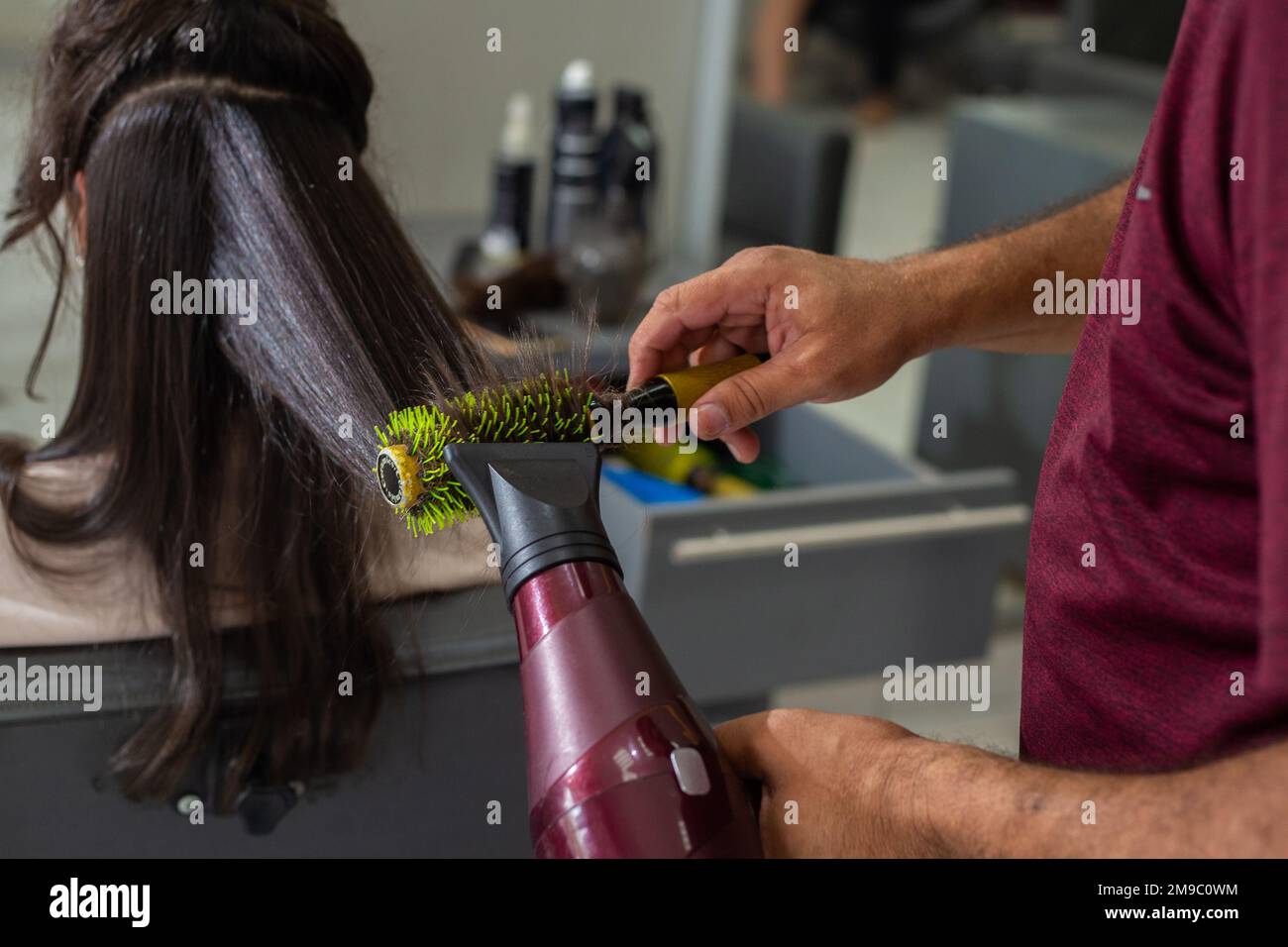 Goiania, Goiás, Brasilien – 10. Januar 2023: Detail eines Friseursalons mit Bürste und Trockner, Bürsten und Trocknen der Haare eines Kunden. Stockfoto