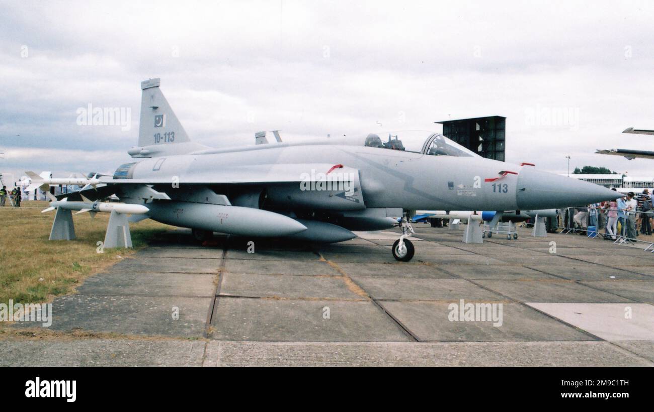 Pakistan Air Force - PAC JF-17 Thunder 10-113 (msn FC10108), auf der SBAC Farnborough Air Show am 20. Juli 2010. Stockfoto