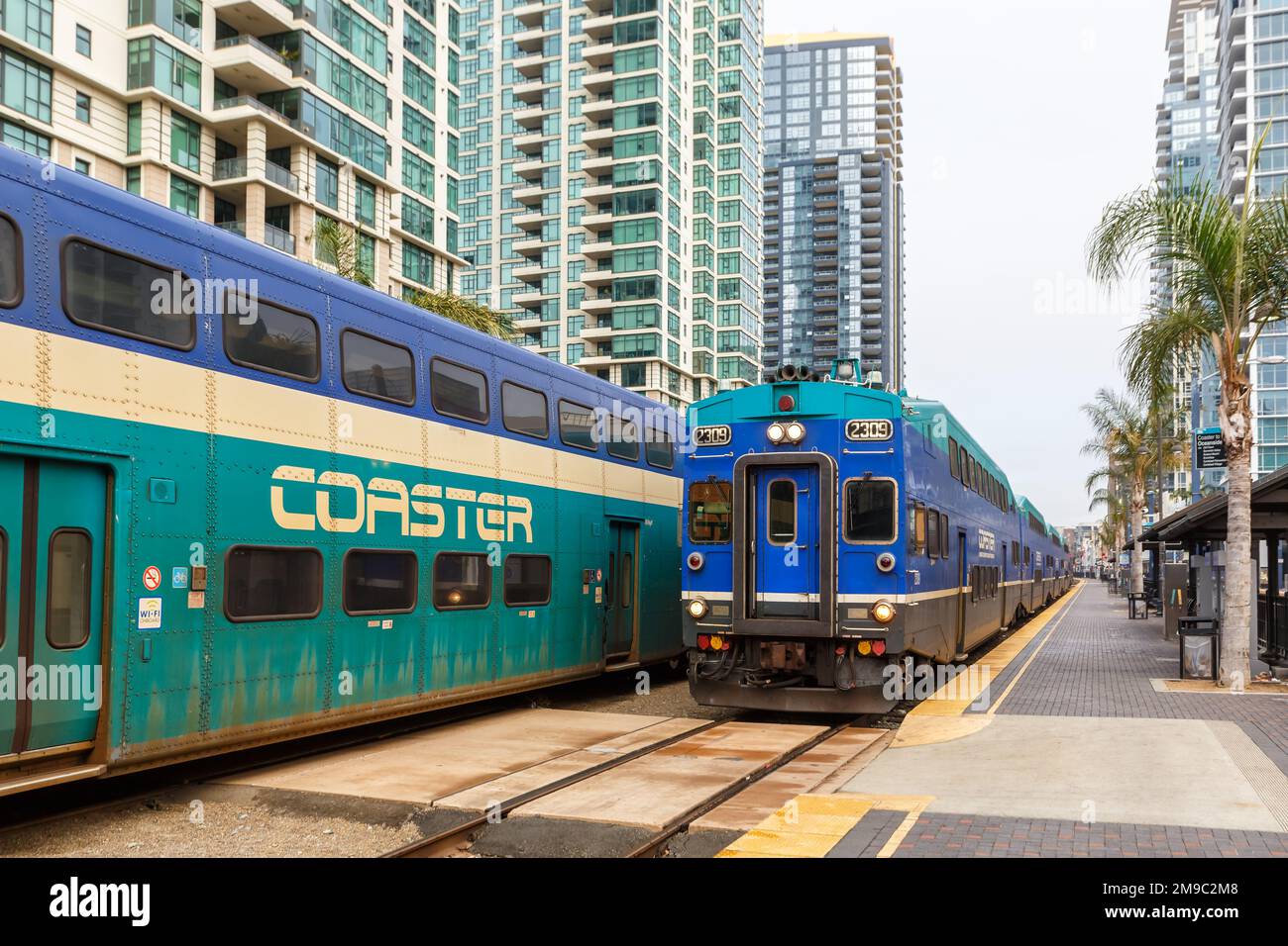 San Diego, USA - 7. November 2022: Coaster Commuter Rail am Bahnhof Santa Fe in San Diego, USA. Stockfoto