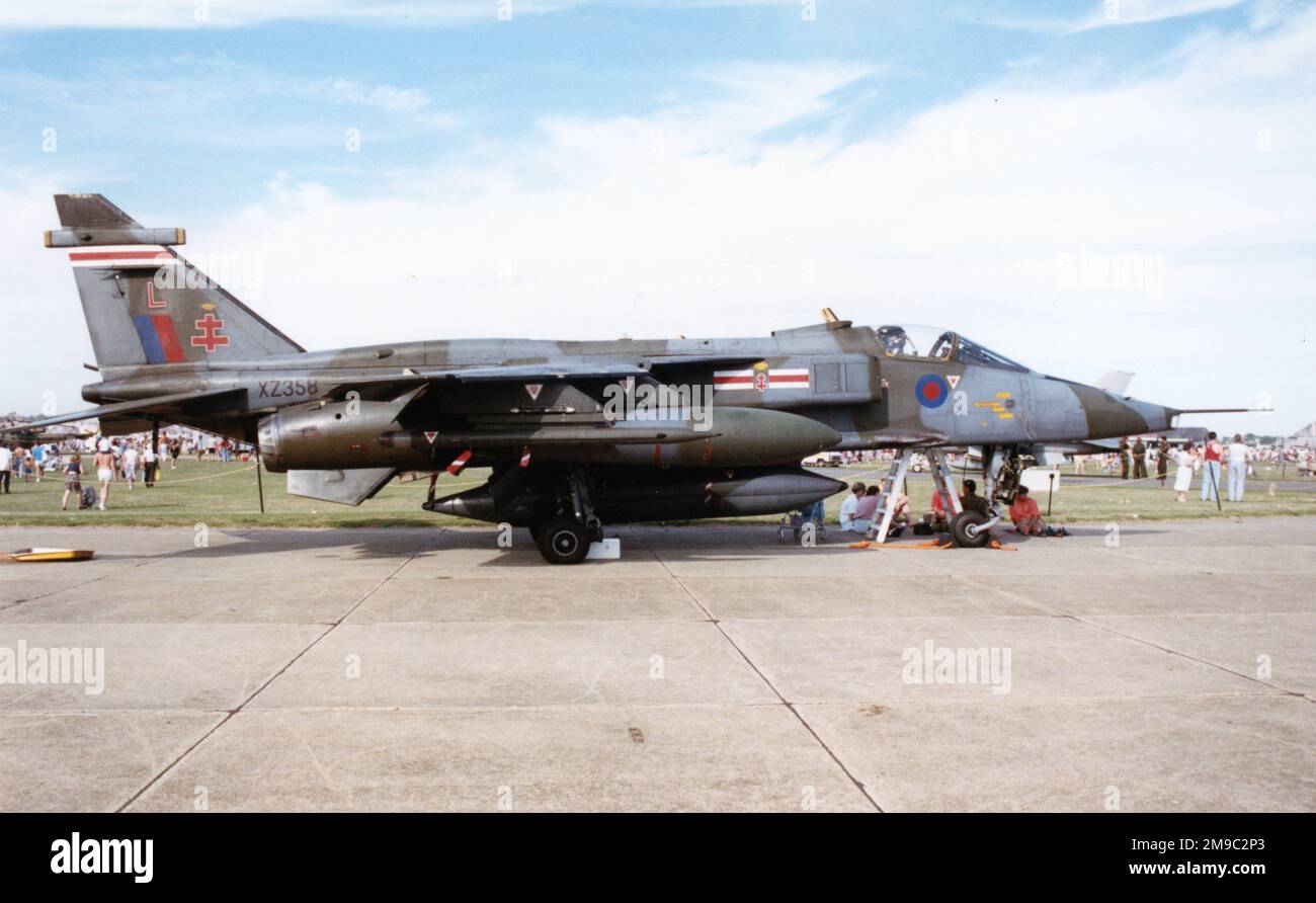 Royal Air Force - SEPECAT Jaguar GR.1 XZ358 - 'L' (msn S.125), von Nr. 41, Geschwader bei RAF Coltishall, ausgestattet mit Tandemstrahlen auf den Innenpylonen, beladen mit vier inerten 1000lb-Bomben und Gegenmaßnahmen-Pods. Stockfoto