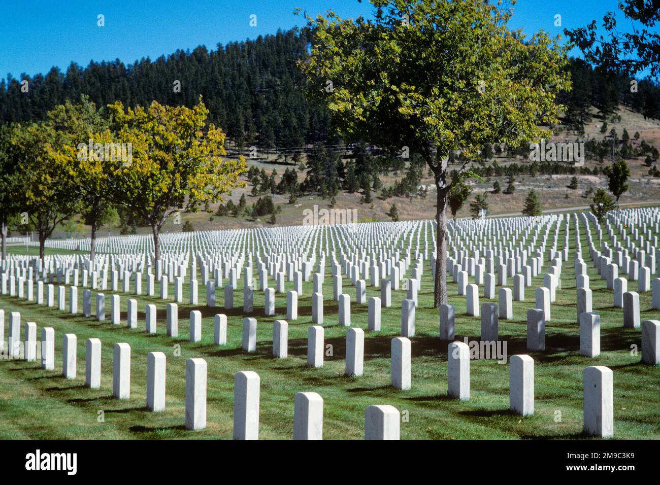 1980S BLACK HILLS NATIONAL CEMETERY SOUTH DAKOTA USA - 088860 URW001 HARS FELL KONZEPTIONELLE GRABSTEINE ETABLIERT GRABSTÄTTE FRIEDHOF GRABSTEINE FRIEDLICH RUHT RIP GRAB GEDENKSTÄTTEN NATIONALFRIEDHOF ZUSAMMENGEHÖRIGKEIT 1948 SCHLACHTEN FRIEDHÖFE FRIEDHOF GRÄBER INDIANERKRIEGE ALTE SD SOUTH DAKOTA GRABSTEINE Stockfoto