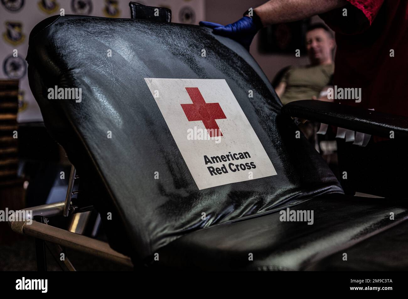 Der 122. Kampfflügel, Fort Wayne, Indiana, führte am 15. Mai 2022 eine Blutspende durch. Die Initiative, eine Zusammenarbeit zwischen dem Flügel und dem amerikanischen Roten Kreuz, wird seit 2019 vierteljährlich durchgeführt. Stockfoto