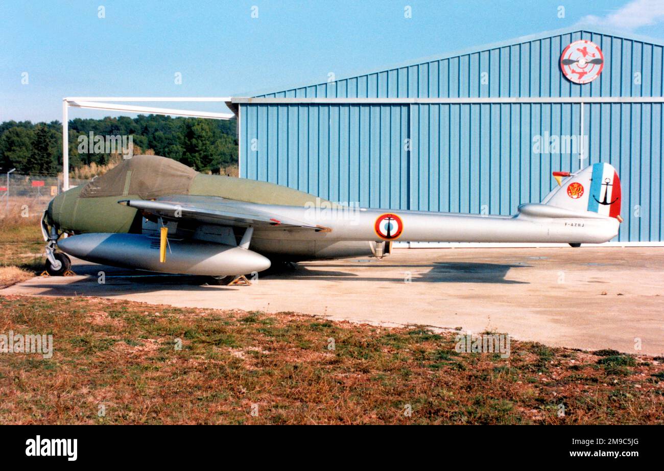 De Havilland DH.100 Vampire FB.6 F-AZHJ (msn 668, ex Swiss AF J-1159) der Association Varoise Avions de Collection, Cuers - Pierrefeu, am 30. November 1998. Stockfoto