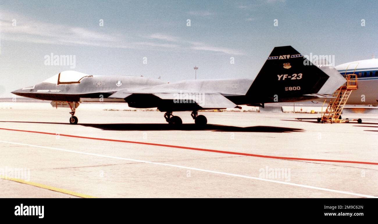 Northrop Grumman YF-23A 87-800 (msn 1001/PAV-1), am Luftwaffenstützpunkt Edwards / NASA Dryden Flight Test Centre. Stockfoto