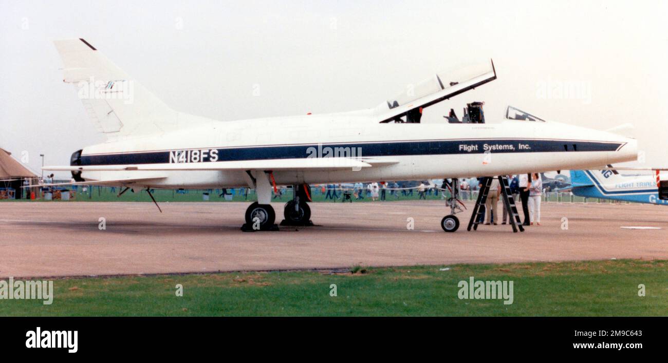 Nordamerikanische F-100F-15-NA Super Sabre N418FS (msn 243-272, ex 56-3996, GT-996, N3251X), von Flight Systems Inc/Hunting Flight Trials Group, auf der RAF Binbrook am 22. August 1987. Stockfoto