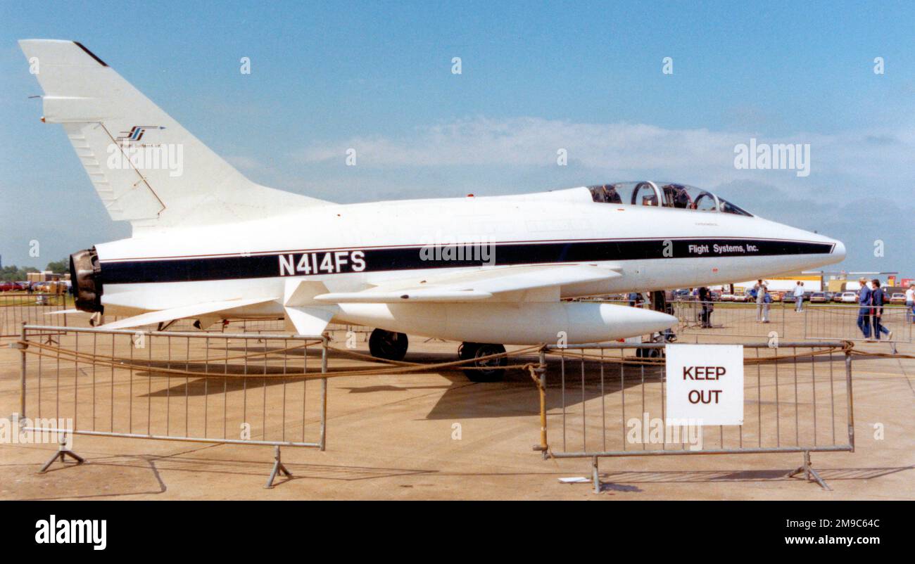 Nordamerikanische F-100F-10-NA Super Sabre N414FS (msn 243-102, ex 56-3826, GT-826, N3252C), von Flight Systems Inc., auf der Royal International Air Tattoo - RAF Fairford, 13. Juli 1985. Stockfoto