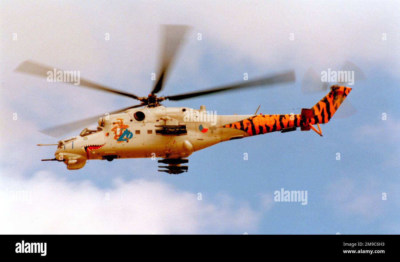 Vzdusne sily ACR - Mil Mi-24D 4011 (msn M34011), RAF Fairford für die RIAT am 24. Juli 1995. (Vzdusne sily ACR - Tschechische Luftwaffe). Stockfoto