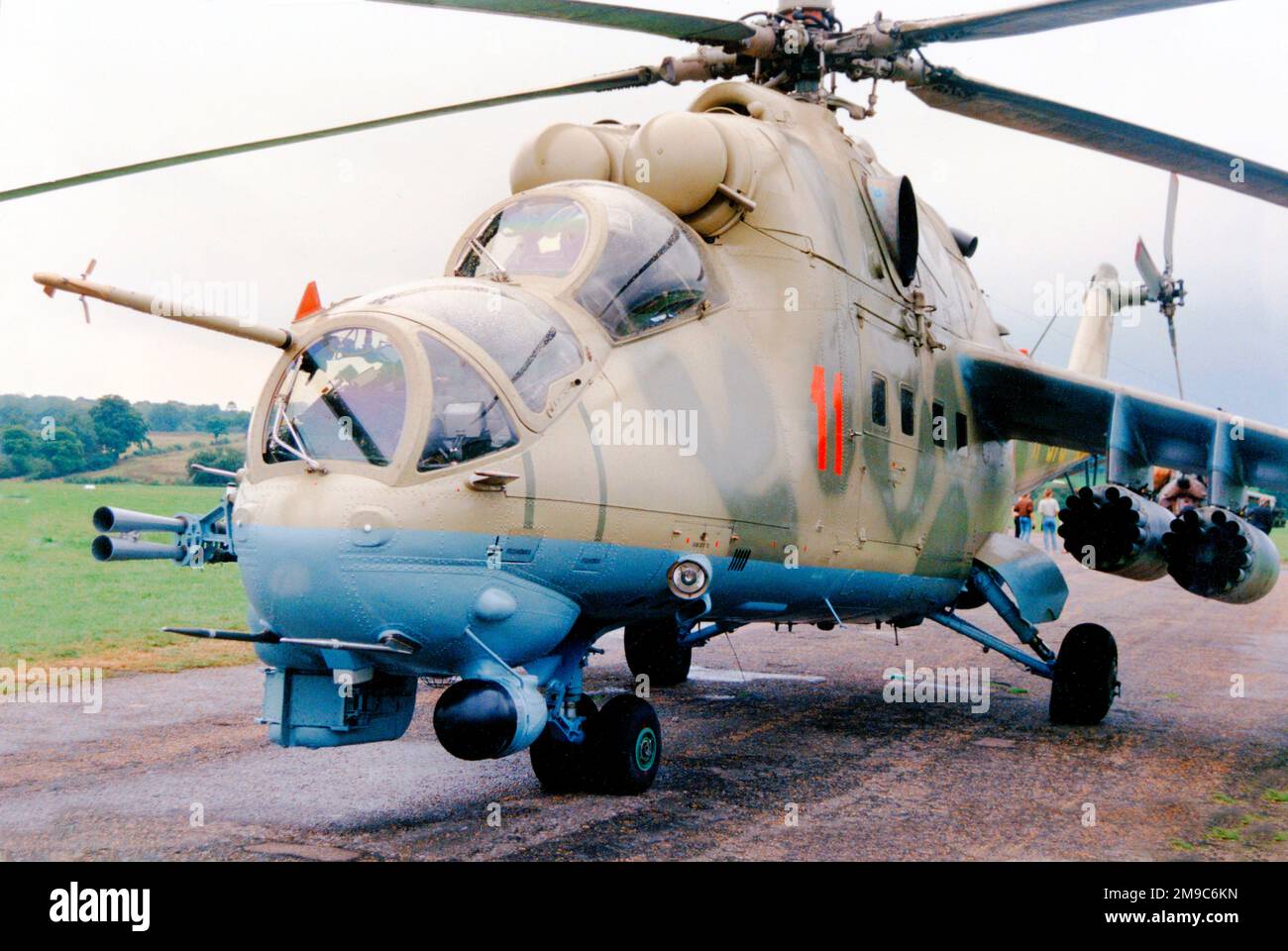 MIL Mi-35P 11 Red (msn 3532431723858), im September 1989 in Helitech, Redhill. (Führt immer noch die Paris-Flugschau-Antenne H-370) Stockfoto