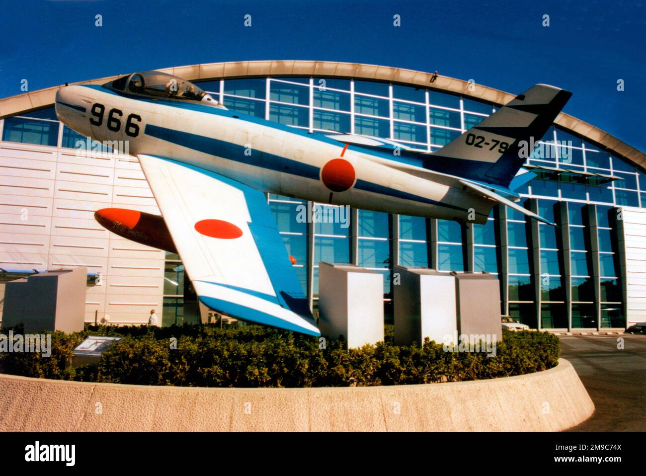 Nordamerikanische F-86F Sabre 02-7966 (msn 256-86), früher Mitglied des Blue Impulse Aerobatic-Teams, auf einem Pylon vor dem JASDF Air Park and Museum, Hamamatsu Air Base Shizuoka, Japan. Stockfoto