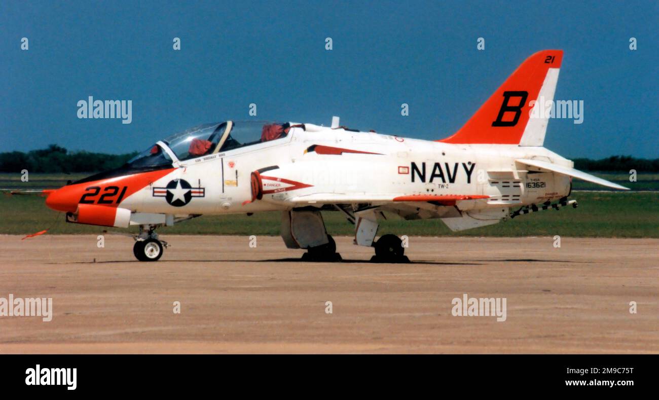 United States Navy - McDonnell Douglas T-45A Goshawk 163621 (MSN A023, Rufzeichen „221“), von TW-2 in NAS Kingsville, Texas. ( Absturz nach dem Auswurf der Besatzung, nach einer akuten physiologischen Episode im Zusammenhang mit dem OBOGS-System – On-Board-Sauerstofferzeugungssystem) Stockfoto