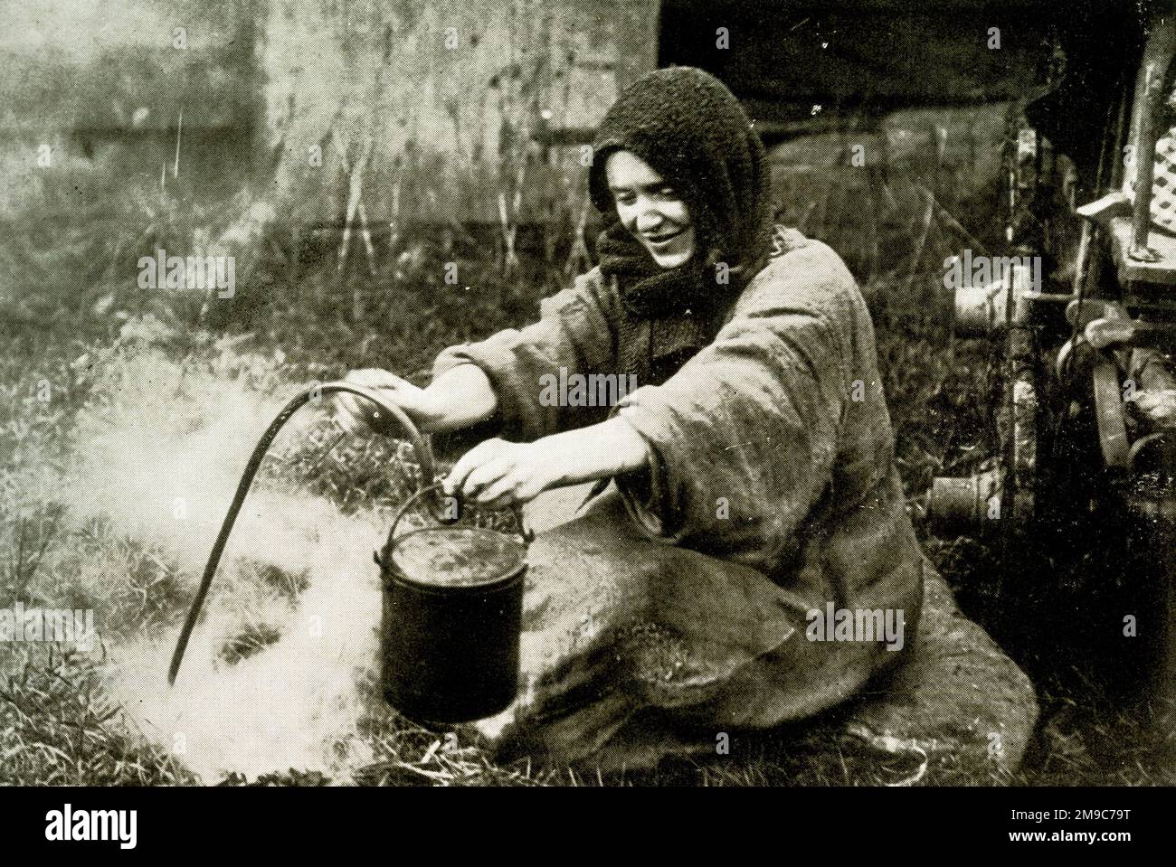 Eine Dame aus dem Caravan Club, die in einem Eselskorb lebt und kocht Stockfoto