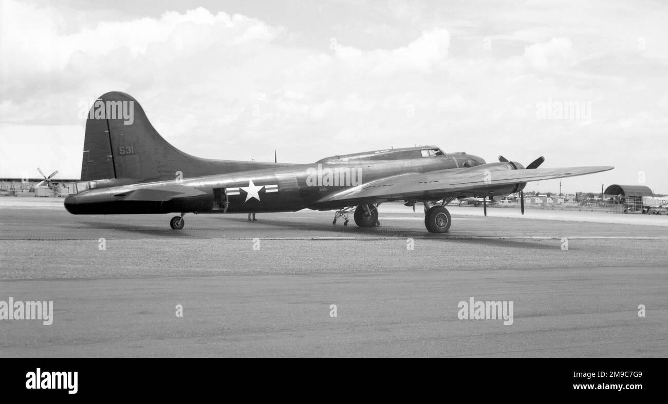CIA / Air America - Boeing RB-17G Flying Fortress 531 (msn 8440, ex 44-85531). Im Clark Field auf den Philippinen, entweder vor oder nach verdeckten Missionen über Tibet. B-17s wurden von den CIA-Scheinfirmen Civil Air Transport, Air America und InterMountain Aviation für Sondermissionen eingesetzt. Dazu gehörte B-17G 44-85531. Diese Flugzeuge wurden in erster Linie für Abwurfmissionen von Agenten über der Volksrepublik China eingesetzt, die von Taiwan aus mit taiwanesischen Crews flogen. Im Jahr 1957 wurde der überlebenden B-17s alle Waffen entzogen und schwarz gestrichen. Eine dieser B-17s aus Taiwan wurde nach Clark Air Ba geflogen Stockfoto