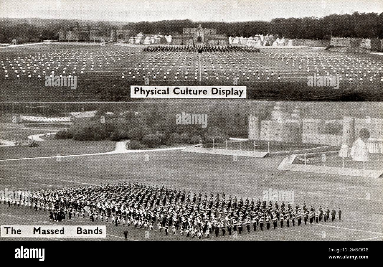 Die Ausstellung der Physical Culture und die massenhaften Bands bei der Aldershot Military Tattoo, einer jährlichen Veranstaltung aus dem Jahr 1894. In den 1920er und 1930er Jahren präsentierte das Aldershot Command Searchlight Tattoo in der Rushmoor Arena Ausstellungen aus allen Bereichen der Dienste, einschließlich Aufführungen mit Flammenfackeln. Zu einer Zeit zogen die Vorstellungen Menschenmassen von bis zu 500.000 Personen an. Stockfoto