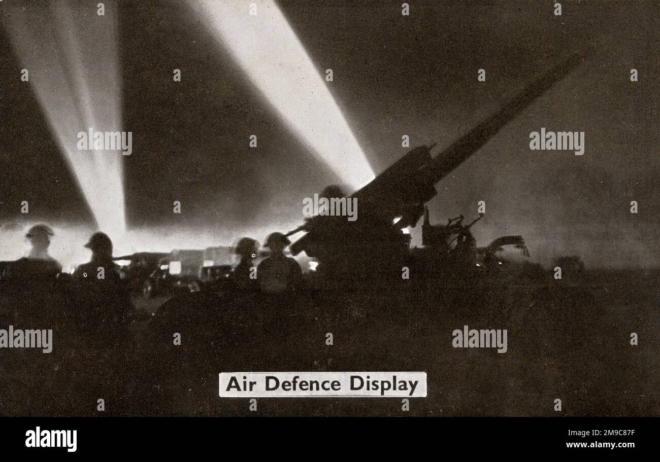 Air Defence Display auf der Aldershot Military Tattoo, eine jährliche Veranstaltung aus dem Jahr 1894. In den 1920er und 1930er Jahren präsentierte das Aldershot Command Searchlight Tattoo in der Rushmoor Arena Ausstellungen aus allen Bereichen der Dienste, einschließlich Aufführungen mit Flammenfackeln. Zu einer Zeit zogen die Vorstellungen Menschenmassen von bis zu 500.000 Personen an. Stockfoto