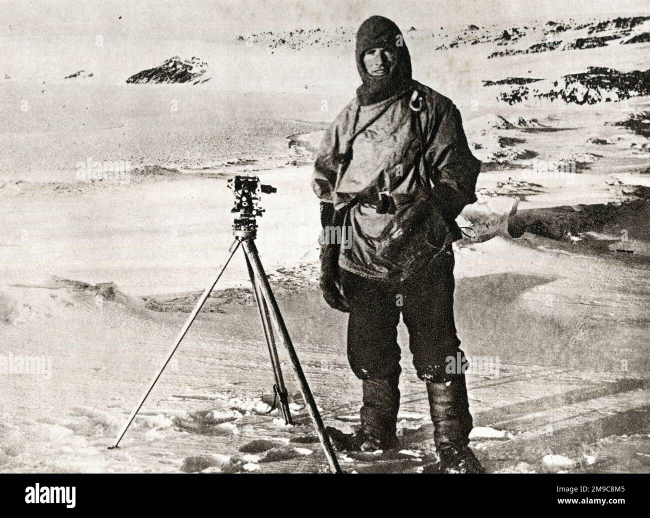Lieutenant Evans von Captain Scotts Team mit einem Instrument, das den Südpol lokalisiert Stockfoto
