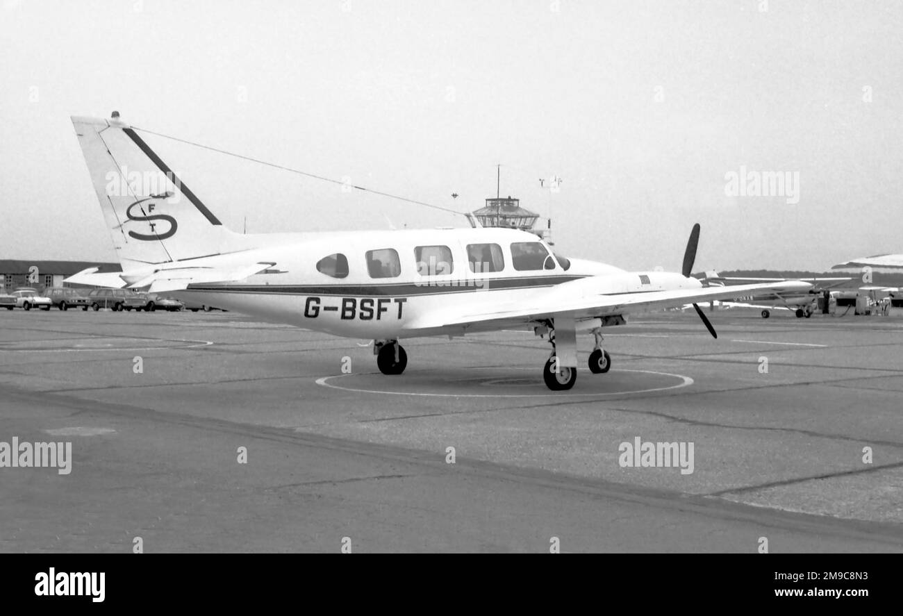 Piper PA-31-310 Navajo G-BSFT (msn31-642), am Flughafen Oxford-Kidlington. Stockfoto