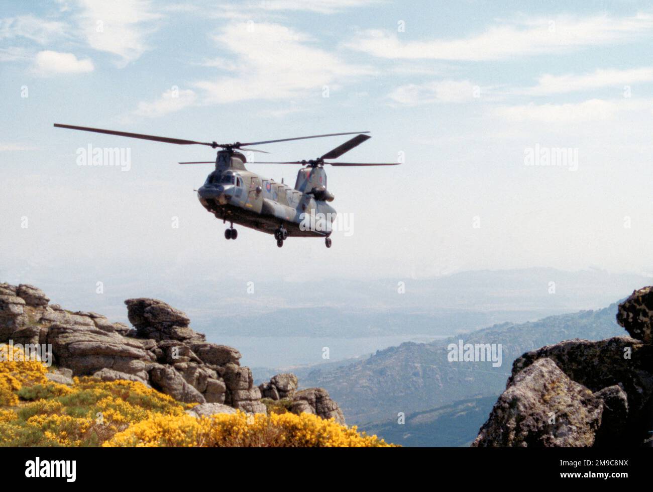 Royal Air Force â€“ Boeing-Vertol Chinook HC.1 ZA672 (msn M/A003), während des Staffelwechsels zu BHELTRA-V von FAMET (Transport Helicopter Battalion 5 of Spanish Army Aviation) Stockfoto
