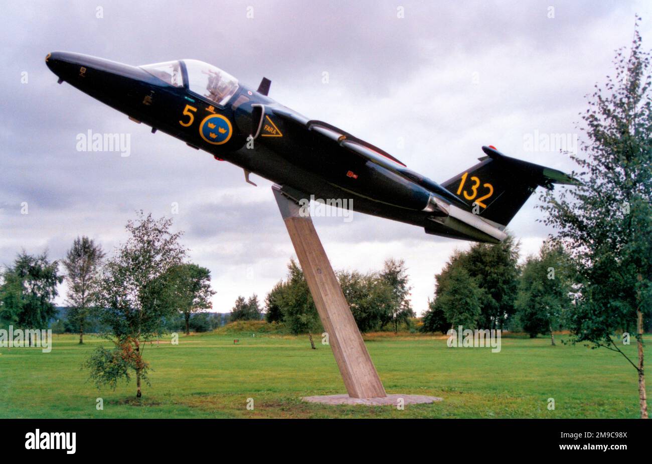 Flygvapnet - Saab 105 Sk.60D 60132 (msn 132), montiert auf einem Pylon in der Nähe des Golfplatzes neben dem Golfplatz in Ljungbyhed. (Der Sk.60D kann als 4-Sitzer-Transport konfiguriert werden, indem die Auswurfsitze entfernt und Flugzeugsitze eingebaut werden). (Flygvapnet - Schwedische Luftwaffe) Stockfoto