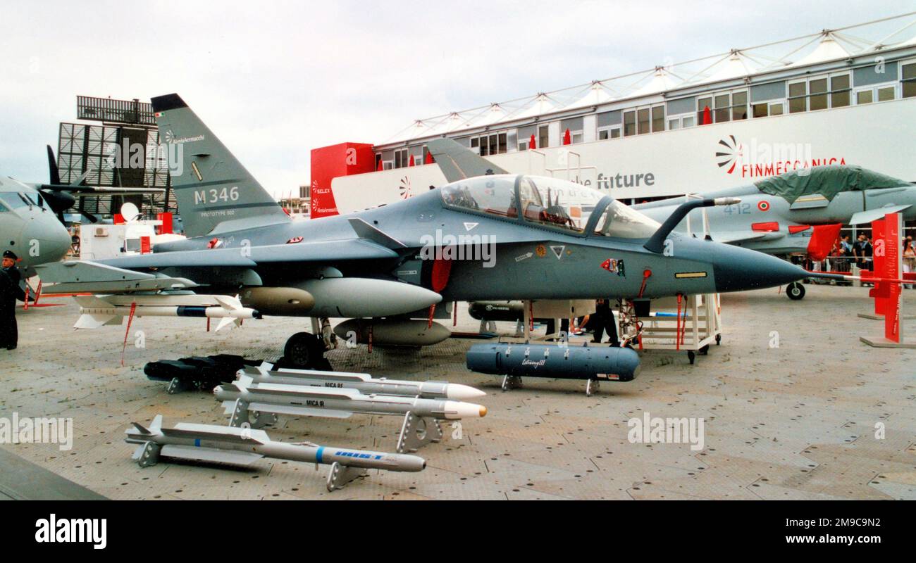 Aermacchi M-346 CMX616 (msn P02), auf der SBAC Farnborough Air-Show vom 18. Bis 23. Juli 2006. Stockfoto