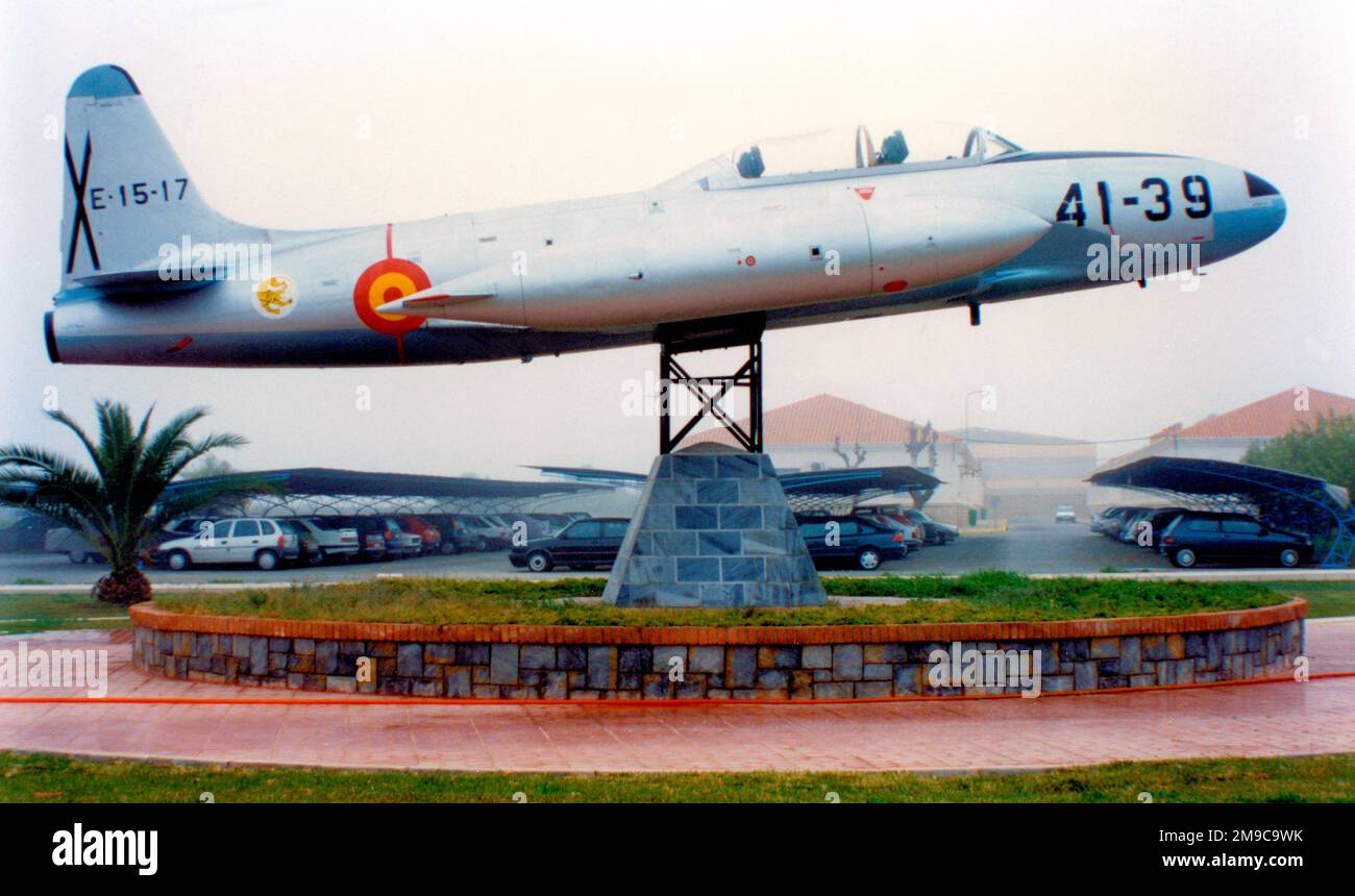 Lockheed T-33A-1-LO Shooting Star E.15-17 - 41-39 (msn 580-8504, ex 53-5165), auf einem Pylon am Flughafen Murcia-San Javier - Airbase. Stockfoto