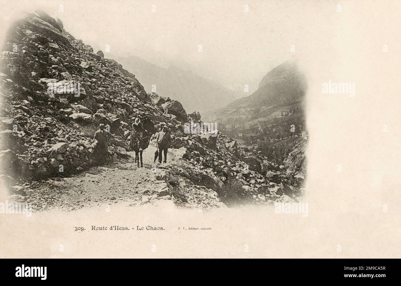 Vallee de Heads, Hautes-Pyrenees, Occitanie, Frankreich - Le Chaos. Ein „Chaos“ in der Geologie ist die Anhäufung von Blöcken, die sich durch Erosion in bestimmten Gesteinsarten (Sandstein, Granit) bilden. Offensichtlich ist die Gefahr von Routen wie dieser (von Steinschlageaktionen) groß. Stockfoto