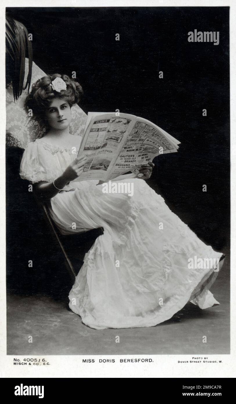 Miss Doris Beresford - britische Schauspielerin, die eine Ausgabe der illustrierten Sporting and Dramatical News liest. Stockfoto